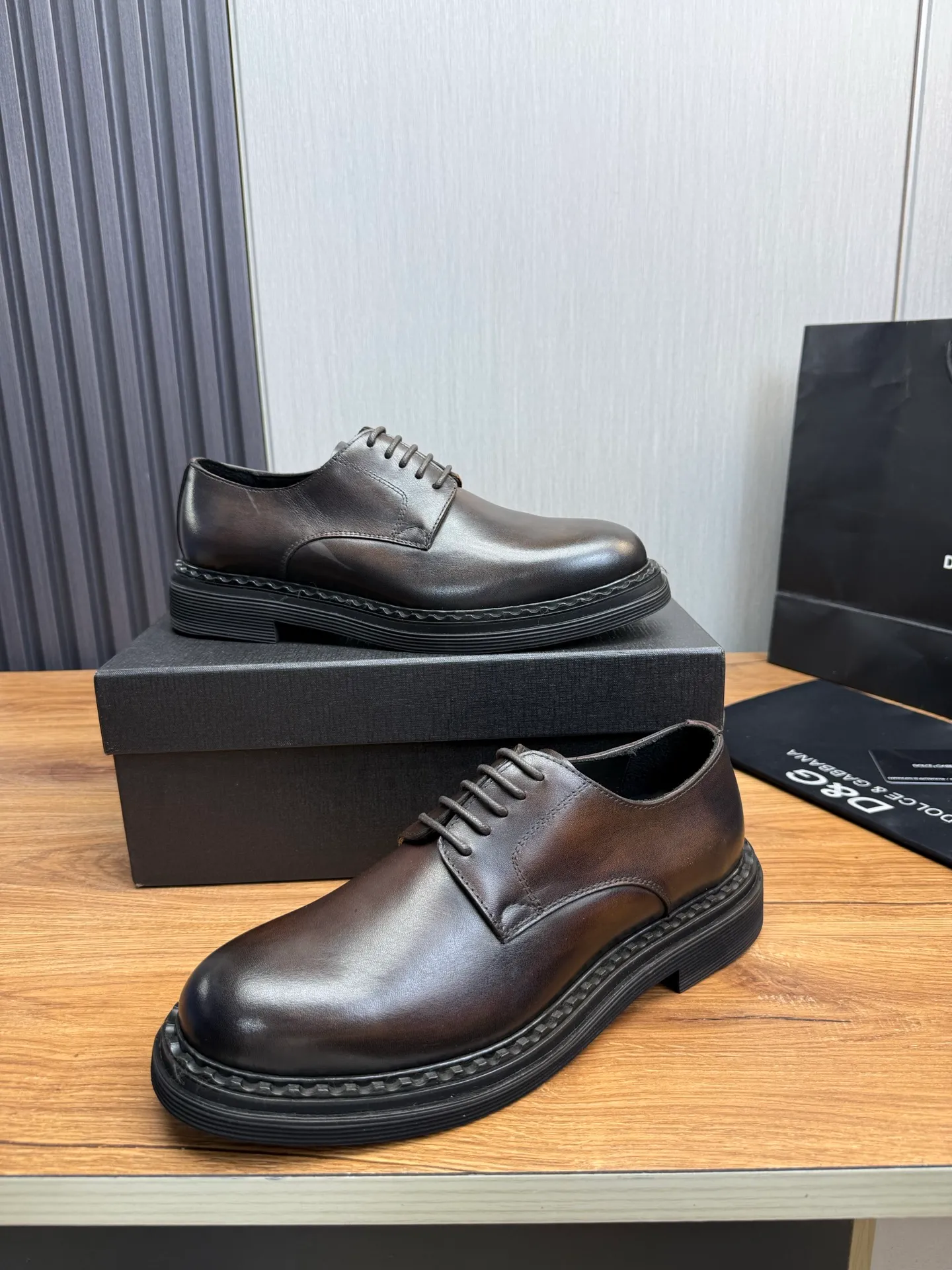 Men's shoes 💰900💰 DG. Men's casual lace-up leather shoes, the latest hot style 🔥 1:1 original purchase quality, top quality goods ⬆️The upper is imported open-edge beaded cowhide, cowhide, and cow suede. The hand-made three-dimensional stitching highlights the round toe design. The inner foot pads are all imported cowhide, with the original wear-resistant foam outsole, matching code 39-44, (38, 45 custom-made, non-returnable)